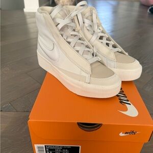 Nike Cream Sneakers Classic High-Top Design